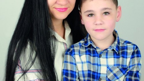 Pani Julia wraz ze swoim synkiem. Po przybyciu do Polski otrzymała pomoc w redakcji Tygodnika Solidarność