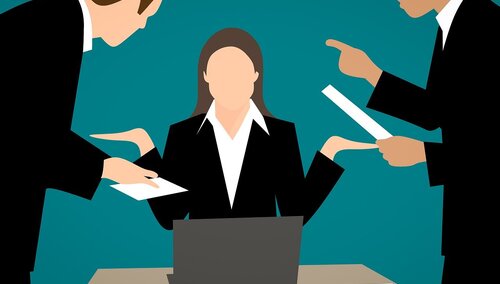 Dwie postaci w sklepie i sklepikarka