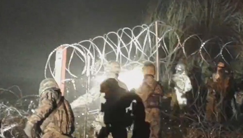 Białoruskie służby pod osłoną nocy uszkodziły ogrodzenie na granicy z Polską. MON pokazało nagranie [VIDEO]