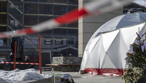 Hełmy strażaków widoczne obok pomnika upamiętniającego ofiary śmiertelnego pożaru w barze „Le Constellation” w Crans-Montanie w Szwajcarii