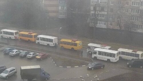 [wideo] Donieck: Wyją syreny obrony cywilnej, ogromne kolejki do stacji paliw i bankomatów, podstawiono autobusy do ewakuacji