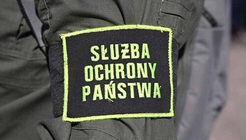 Naszywka z napisem Służba Ochrony Państwa na mundurze funkcjonariusza w Szczecinie