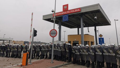 Policjanci strzegący polskie granicy
