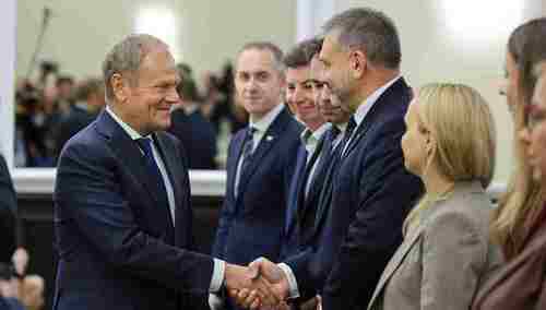 Donald Tusk ściska dłoń Waldemarowi Żurkowi