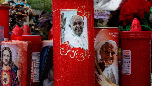 Modlitwa pod Kliniką Gemelli