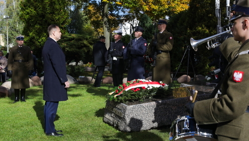 Prezydent Karol Nawrocki podczas Mszy Św. w kościele św. Stanisława Kostki w Warszawie
