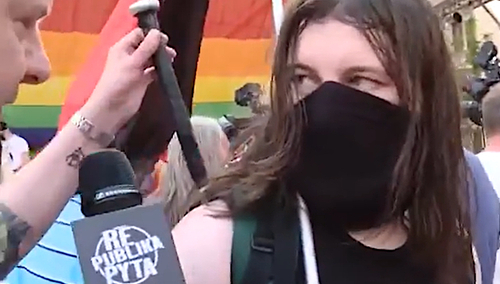 Kij bejsbolowy na "Paradzie równości"