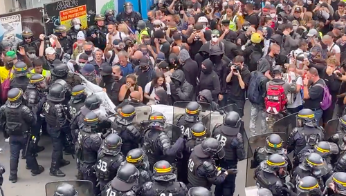 [video] Starcia z policją w Paryżu podczas demonstracji przeciwko paszportowi sanitarnemu
