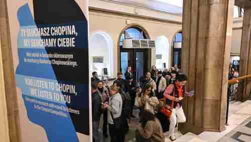 Konkurs Chopinowski jak zawsze cieszy ogromną popularnością melomanów. Co dziennie od świtu wielu czeka na okazję nabycia wejściówki