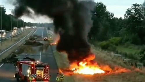 „Oni nie żartują”. Ogień na autostradach. Potężne protesty rolników w Holandii [WIDEO]
