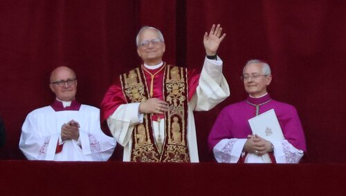 Leon XIV na balkonie Pałacu Apostolskiego 8 maja 2025 roku