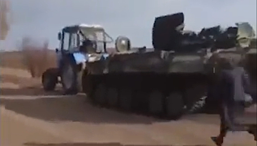 Ukraiński rolnik kradnie przy pomocy traktora rosyjski transporter opancerzony