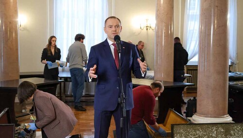 Prezydent Karol Nawrocki przemawia podczas demontażu Okrągłego Stołu