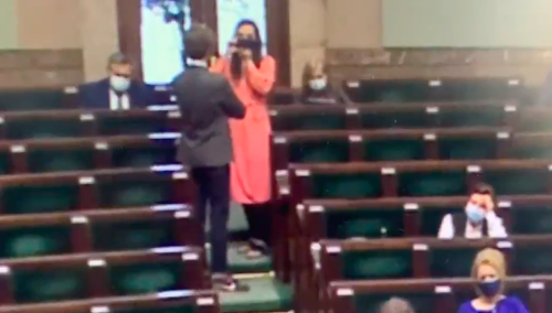 [Video] Sesja zdjęciowa podczas przemówienia premiera. Popis żenady Jachiry i Sterczewskiego