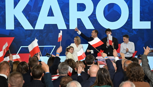 Karol Nawrocki z rodziną na wieczorze wyborczym