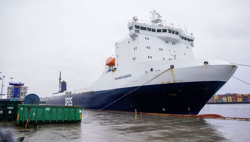 Uszkodzony frachtowiec z norweską bronią