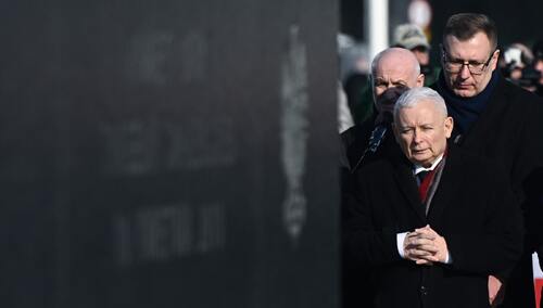 Prezes PiS Jarosław Kaczyński pod pomnikiem ofiar katastrofy smoleńskiej
