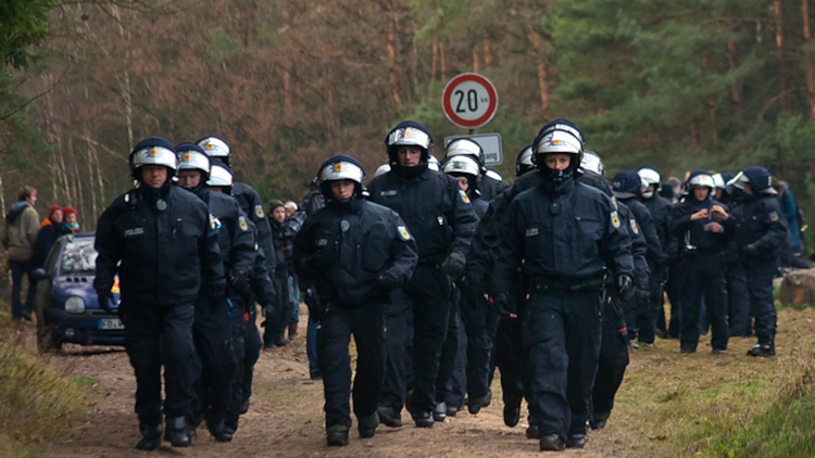 Niemieccy policjanci. Niemiecka straż graniczna jest częścią struktur niemieckiej policji