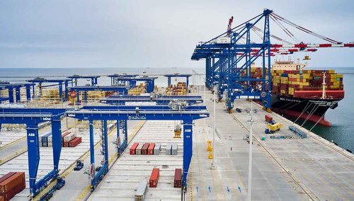 Kontenerowiec MSC Calypso cumuje przy nowo otwartym terminalu T3 Baltic Hub w Gdańsku
