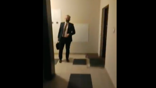 [WIDEO] Grupa mężczyzn wtargnęła do bloku ministra zdrowia. „Wiemy gdzie mieszka, będziemy tutaj nie raz, nie dwa”
