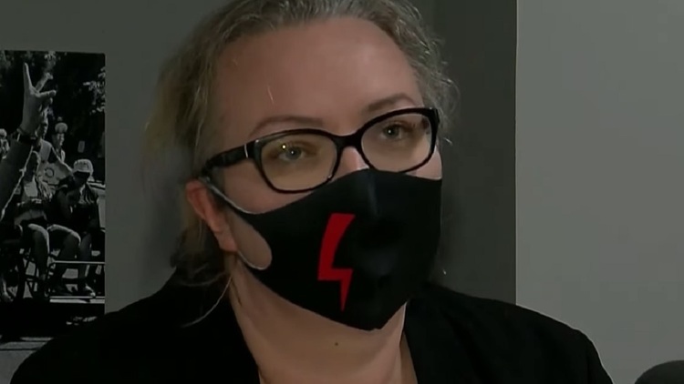 „Będziesz sprzątać sama”. Lempart „przywitana” w Sztumie wiadrem z mopem