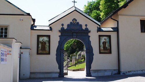Czerna, woj. małopolskie. Klasztor karmelitów bosych. Wejście do klasztoru