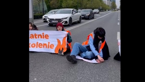 Aktywiści klimatyczni z grupy "Ostatnie Pokolenie"