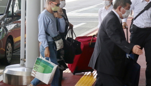 Białoruska lekkoatletka Kryscina Cimanouska wchodzi na do portu lotniczego Narita (Tokio).