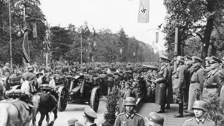 Adolf Hitler odbierający defiladę Wehrmachtu w Al. Ujazdowskich w Warszawie 5 października 1939