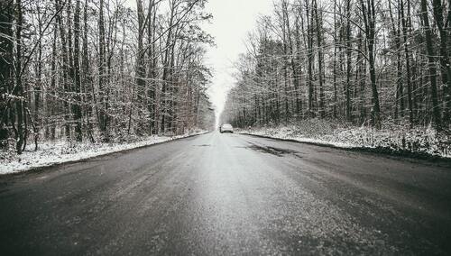 Zamarznięta woda na drodze, zdjędzie podglądowe