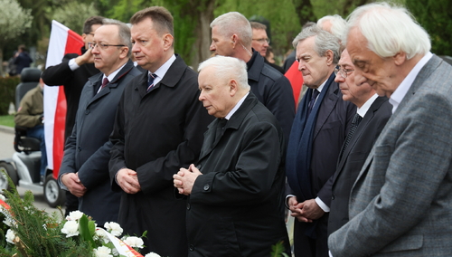 Politycy PiS z prezesem partii Jarosławem Kaczyńskim