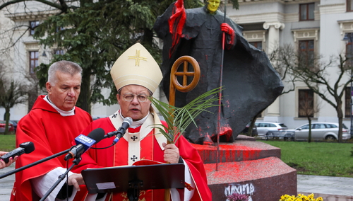 abp Grzegorz Ryś przy zdewastowanym pomniku Jana Pawła II przed łódzką katedrą