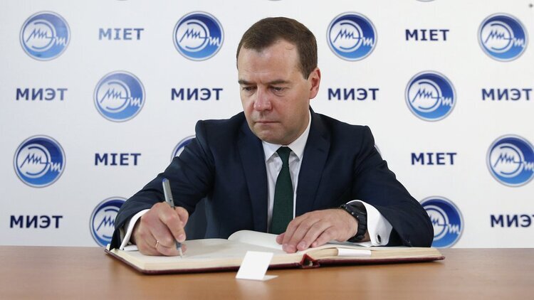 Z. Kuźmiuk: Tusk i Komorowski chcieliby zapomnieć, jak budowali przyjaźń z Rosją. Miedwiediew im przypomniał