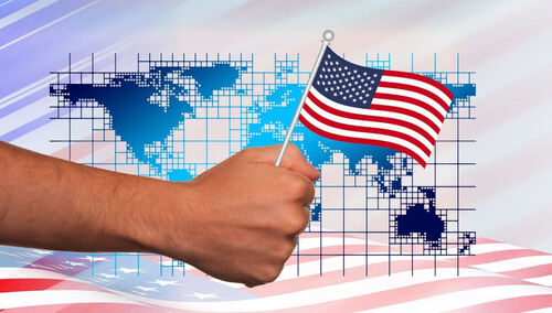 Flaga amerykańska, ręka i w tle mapa świata