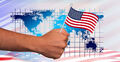 Flaga amerykańska, ręka i w tle mapa świata