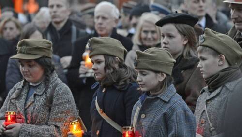 Dzieci ze zniczami podczas obchodów Narodowego Dnia Pamięci o Żołnierzach Wyklętych