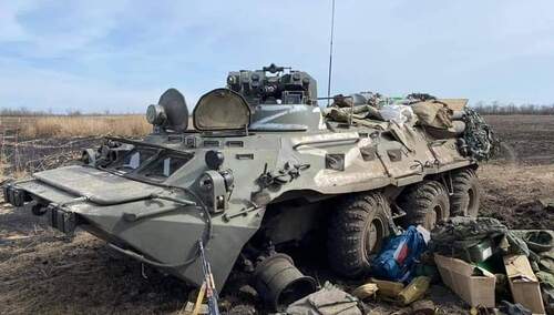 Zniszczony rosyjski wóz pancerny z symbolem "Z"