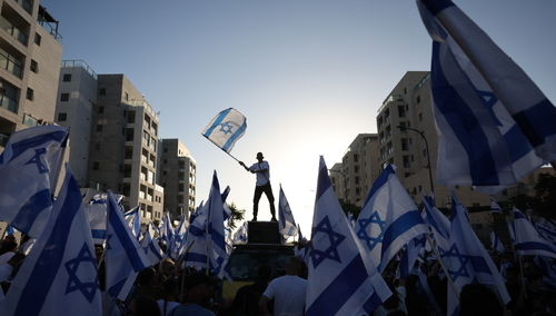Izraelczycy oczekujący na jednego z uwolnionych zakładników