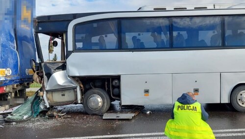 Autobus zderzył się z tirem. Podróżowało w nim 27 dzieci