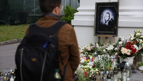 Znicze pod zdjęciem zabitej kobiety, przed budynkiem Auditorium Maximum Uniwersytetu Warszawskiego