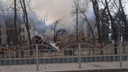 Zniszczony teatr w Mariupolu