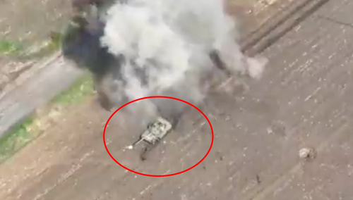 [WIDEO] Rosyjski żołnierz jak gdyby nic postanowił przejechać przez zaminowane pole. Nagranie podbija sieć