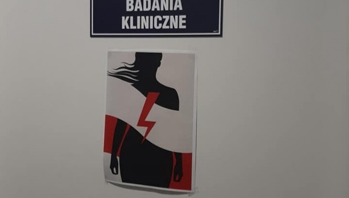 Presja ma sens. Z drzwi Szpitala Morskiego im. PCK w Gdyni zdjęto plakaty z piorunami