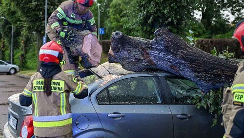 Strażacy usuwają zniszczenia po burzy w Przemyślu