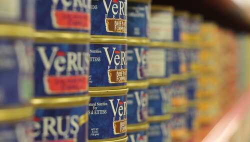 Co się dzieje w Rosji? Zobacz, jak sklepy zabezpieczają konserwy przed kradzieżą [FOTO]