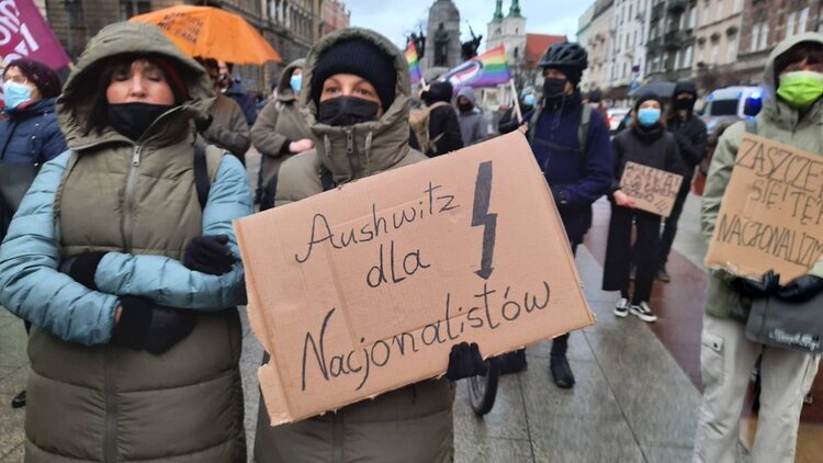 hasło "Auschwitz dla nacjonalistów" na demonstracji w Krakowie