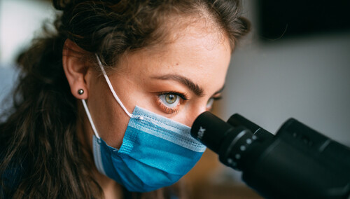 Biolog w trakcie badań