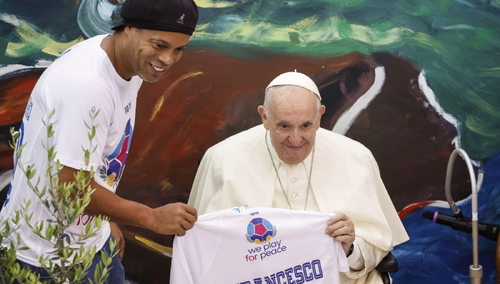 Papież Franciszek otrzymał koszulkę od Ronaldinho