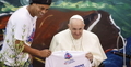 Papież Franciszek otrzymał koszulkę od Ronaldinho