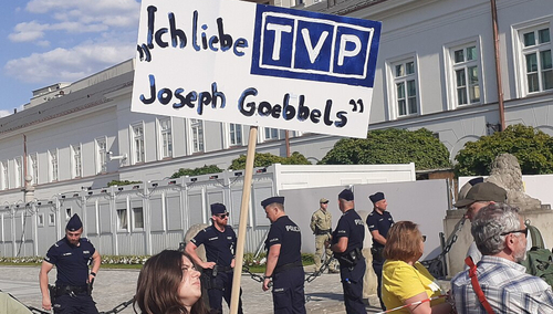 "Marsz 4 czerwca". Transparent krytykujący TVP